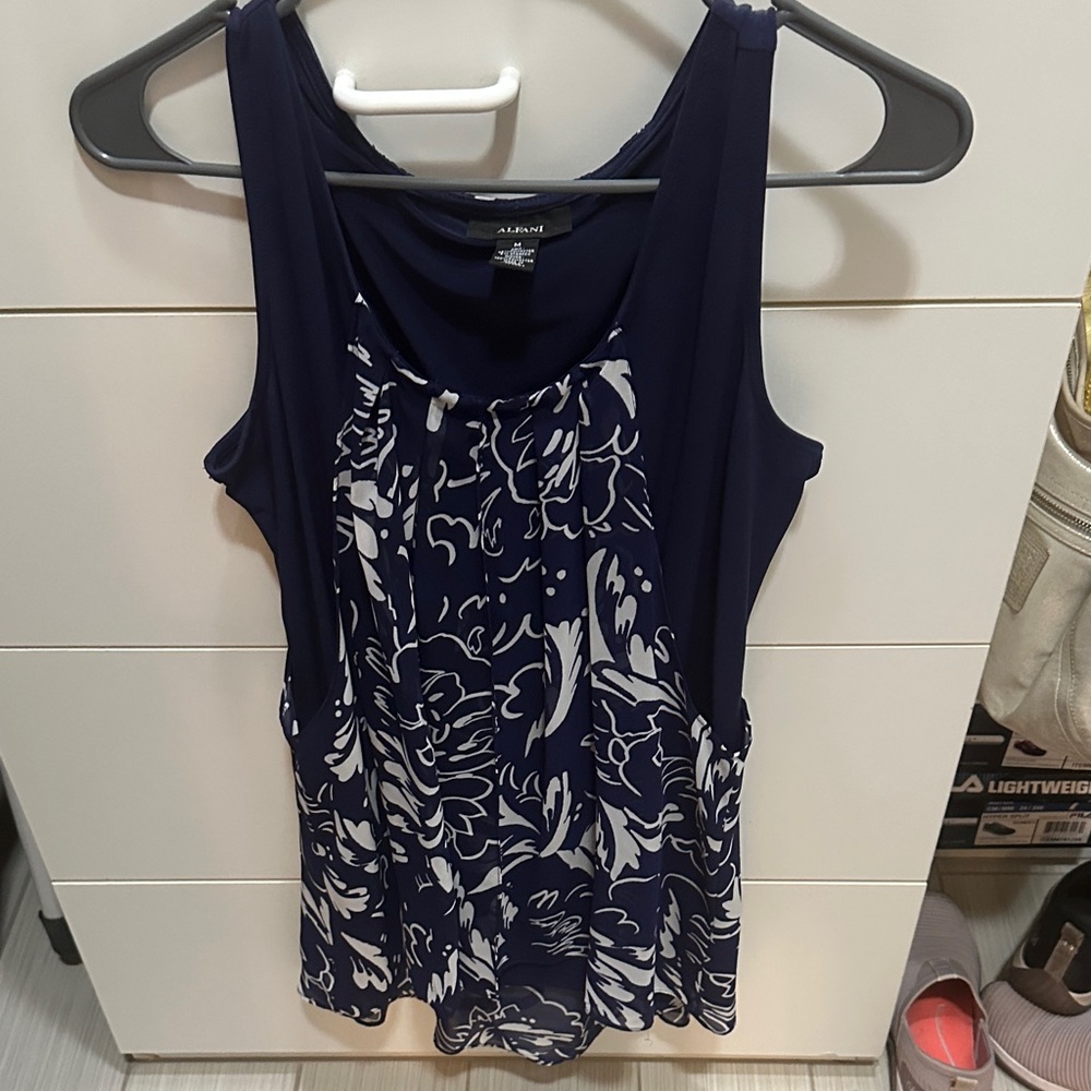 Alfani Women's Navy and White Floral Tank Top